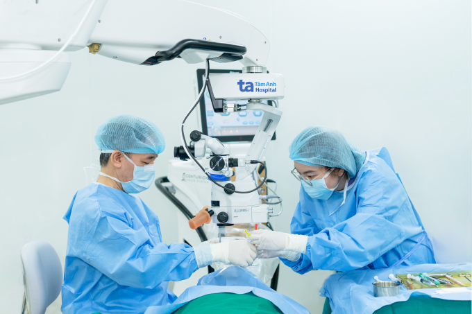 bao-2-1754473771-7366-1754475427 Bác sĩ phẫu thuật thay thủy tinh thể cho người bệnh. Ảnh: Bệnh viện Đa khoa Tâm Anh