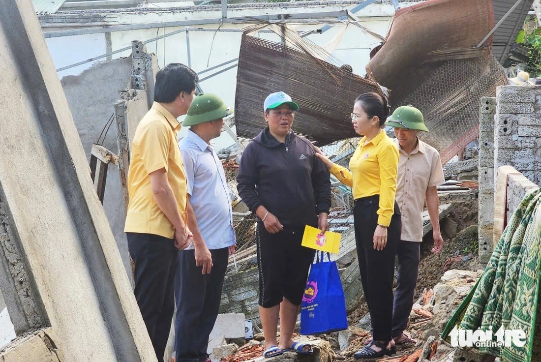 base64-17541258123651806494961 Bộ đội, công an, thanh niên cõng mì gói, nước sạch... cứu trợ bà con bị mưa lũ cô lập - Ảnh 5.