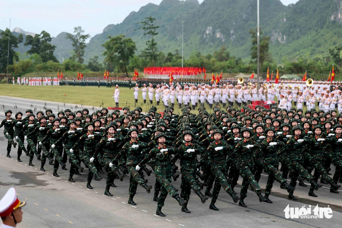 base64-17543854868001586338714 Những ‘bóng hồng thép’ rèn quân chuẩn bị diễu binh giữa tiết trời nóng đến 40 độ - Ảnh 14.