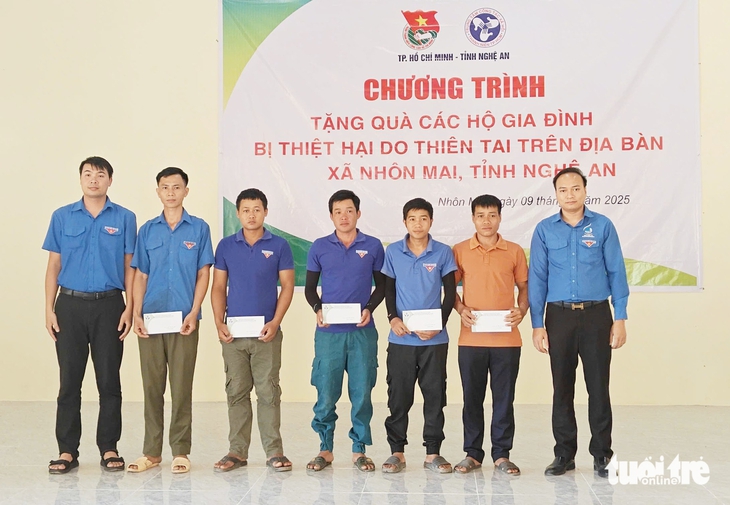 base64-1754737219164129703673 Tuổi trẻ TP.HCM trao quà hỗ trợ bà con vùng lũ xứ Nghệ - Ảnh 7.