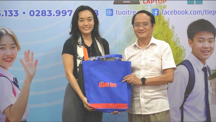 base64-1755080485929108358817 Nữ họa sĩ Phan Phú Yên trao 100 triệu đồng cho chương trình Tiếp sức đến trường của báo Tuổi Trẻ - Ảnh 3.