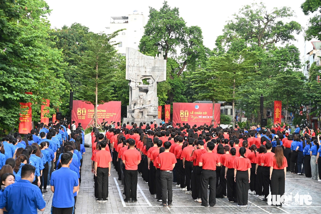 base64-1755313903241284838157 Hàng trăm nghìn thanh niên hát vang Quốc ca dưới cờ Tổ quốc - Ảnh 2.