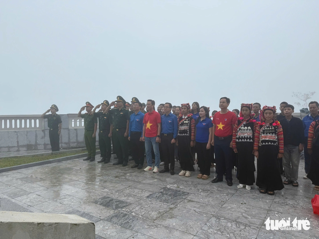 base64-17553139033031511544757 Hàng trăm nghìn thanh niên hát vang Quốc ca dưới cờ Tổ quốc - Ảnh 4.