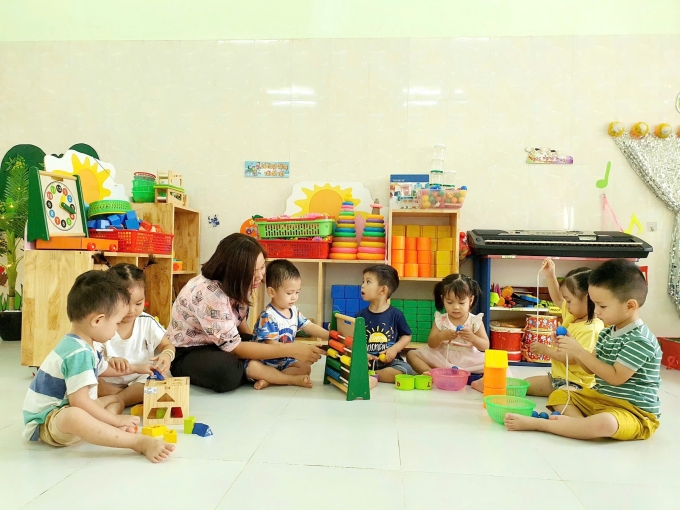 be-hoat-dong-voi-do-vat-nhom-t-1219-7075-1754275587 Trẻ mầm non tiếp xúc với các hoạt động sáng tạo. Ảnh: Sở Giáo dục tỉnh Tây Ninh