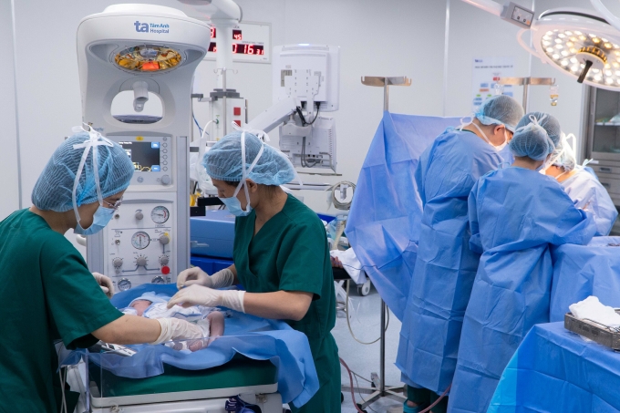 be-nst-so-2-1754442222-1754442-6487-5360-1754442365 Êkíp mổ lấy thai và chăm sóc tích cực cho bé ngay sau sinh. Ảnh: Bệnh viện Đa khoa Tâm Anh