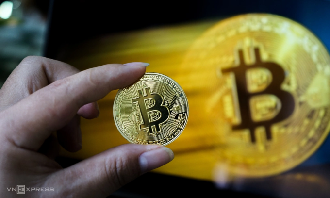 bitcoin-9722-1710728583-175256-3781-7193-1754216049 Đồng xu biểu trưng của Bitcoin. Ảnh: Bảo Lâm