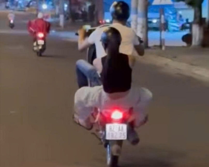 boc-dau-xe-may-1754224216-8303-1754224752 Nam thanh niên bốc đầu xe máy trên đường Phan Đình Phùng, phường Kon Tum cũ. Ảnh cắt từ video