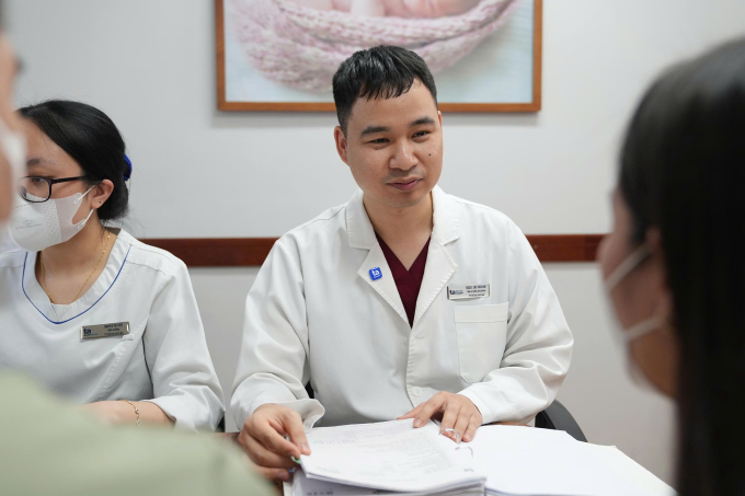 bs-cao-tua-n-anh-tu-va-n-17540-4049-4286-1754033990 Bác sĩ Cao Tuấn Anh đang tư vấn cho một cặp vợ chồng. Ảnh minh họa: Trang Lê