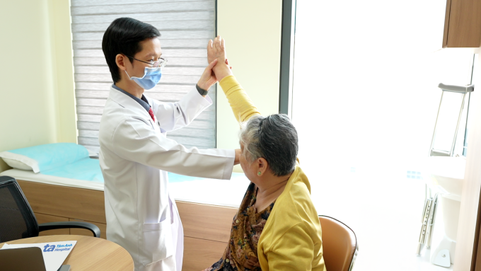 bs-duong-tran-thi-xu-2-1754560-6713-3501-1754560809 Bác sĩ Dương kiểm tra tình trạng vận động khớp vai của bà Xừ trong lần tái khám. Ảnh: Bệnh viện Đa khoa Tâm Anh