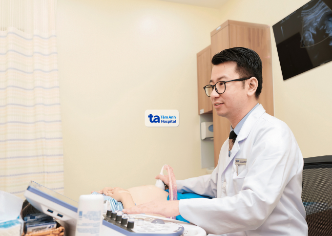 bs-long-sieu-am-thai-19-8-1755-6849-2226-1755579478 Bác sĩ Long siêu âm cho một thai phụ tại Phòng khám Đa khoa Tâm Anh Quận 7. Ảnh minh họa: Thanh Luận