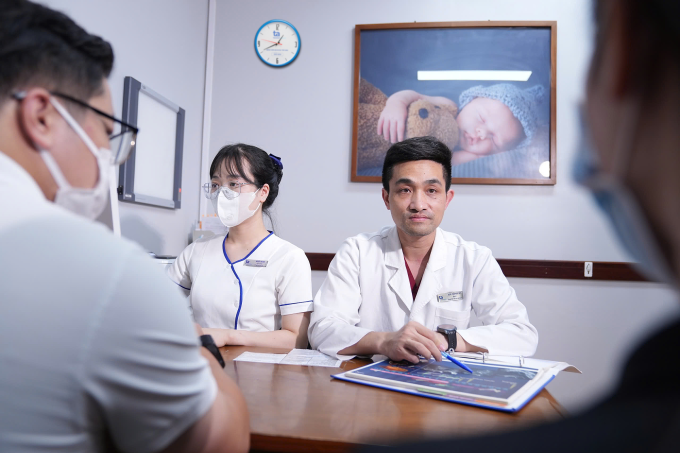 bs-quy-tu-va-n-1-1755684084-17-4875-2992-1755684220 Bác sĩ Quý đang tư vấn cho một cặp vợ chồng. Ảnh: Bệnh viện cung cấp