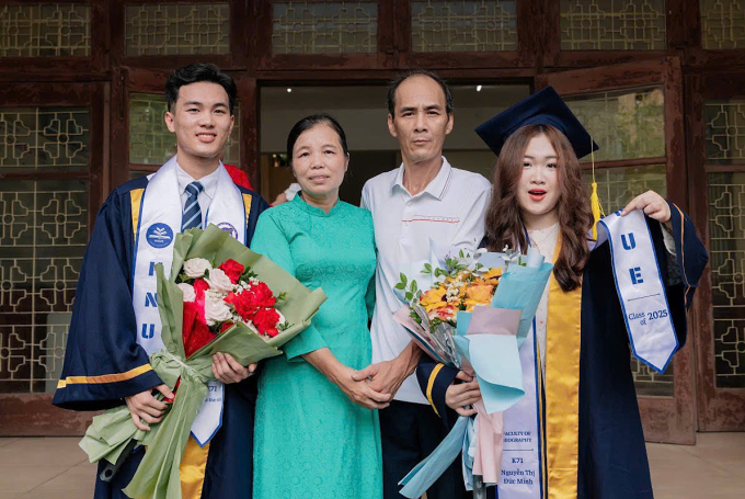 c8568b97c0c1489f11d0-175488179-2799-9414-1754882395 Minh và sáng chụp ảnh kỷ niệm cùng bố mẹ trong ngày tốt nghiệp. Ảnh: Nhân vật cung cấp