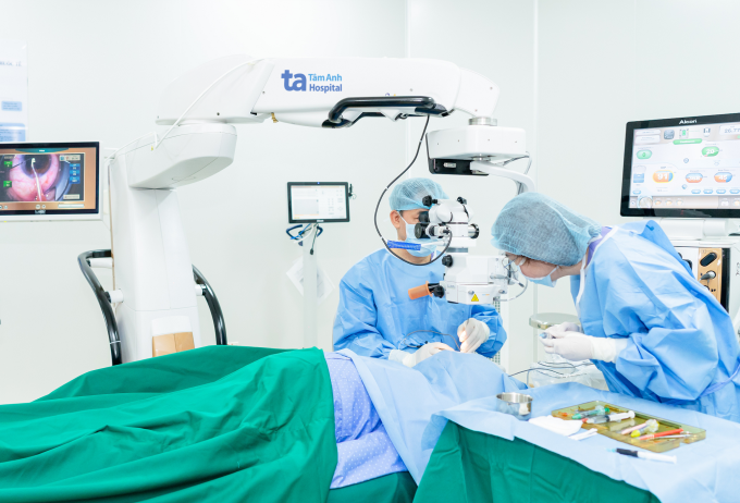 ca-mo-1754387813-5729-1754387904 Bác sĩ phẫu thuật Phaco điều trị đục thủy tinh thể cho ông Thừa. Ảnh: Bệnh viện Đa khoa Tâm Anh