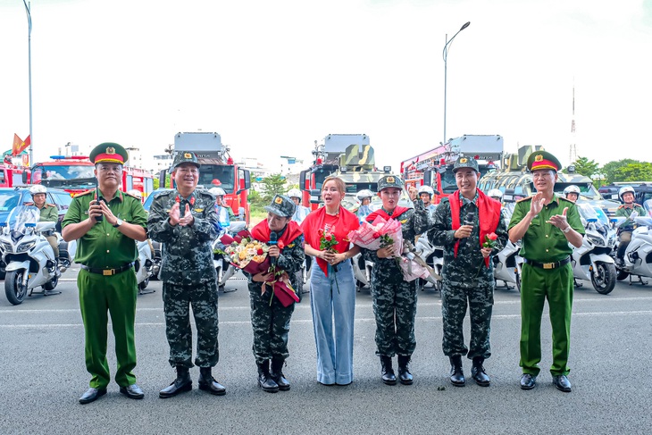 canh-sat-co-dong-luyen-tap-dieu-binh-dieu-hanh-a80-quoc-khanh-2-98-1754665098662115261481 Ca sĩ 'tiếp lửa' cho lực lượng đặc chủng Bộ Công an hợp luyện diễu binh, diễu hành Quốc khánh 2-9 - Ảnh 6.