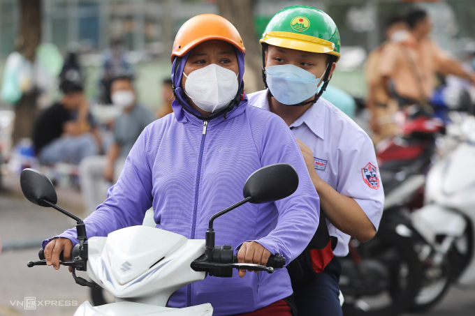 cg2a0743-1753990277-1753990322-4391-1753990891 Phụ huynh đưa con làm thủ tục thi tốt nghiệp 2022 tại trường THPT Phú Nhuận, quận Phú Nhuận ngày 6/7/2022. Ảnh: Quỳnh Trần