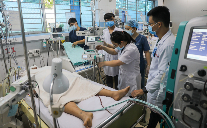 cg2a6786-1754631173-1754631194-8403-1754631447 Bác sĩ bệnh viện Bệnh Nhiệt đới TP HCM điều trị bệnh nhân sốt xuất huyết nặng. Ảnh: Quỳnh Trần