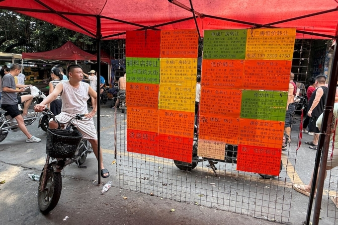china-factory-worker-reuters-1-7340-9626-1754989085 Người đàn ông đọc thông báo của các nhà máy tại Quảng Đông hồi tháng 7. Ảnh: Reuters