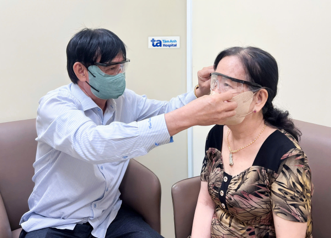 chu-an-can-cham-soc-co-1754387-5386-8229-1754387905 Vợ chồng ông Thừa, bà Phụng chăm sóc nhau sau phẫu thuật. Ảnh: Bệnh viện Đa khoa Tâm Anh