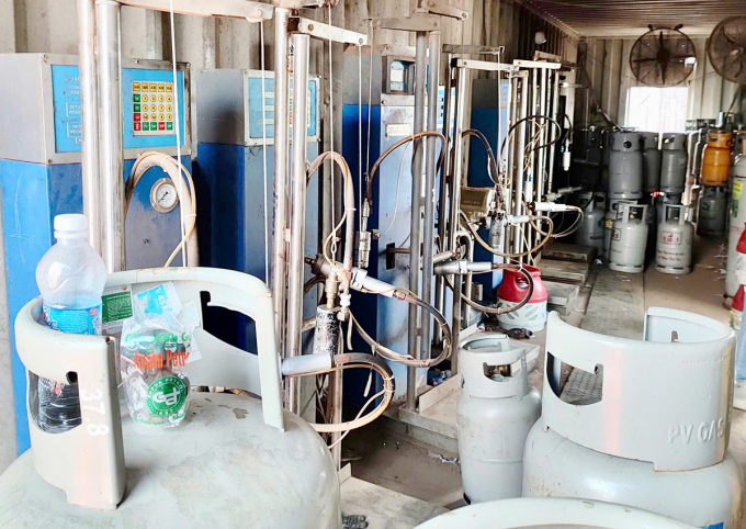 container-1755313593-8615-1755313864-1 Hệ thống sang chiết ga được lắp bên trong các thùng container. Ảnh: Công an cung cấp