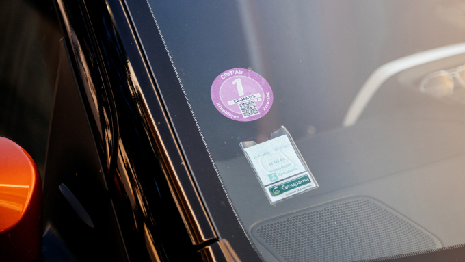 crit-air-sticker-2-1754892936-5860-1754893187 Nhãn dán CritAir 1 (xe xăng Euro 5/6) trên xe tại Pháp. Ảnh: Rivervale
