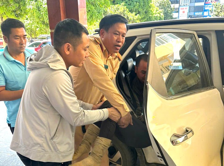 cuu-nguoi-1-1754994127049715562396 cảnh sát giao thông - Ảnh 2.