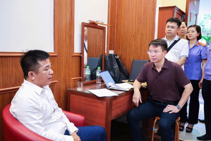 da-ng-1755338960-7201-1755339379 Giám đốc Công an tỉnh Phú Thọ lấy lời khai Nguyễn Chánh Đáng (áo trắng, bên trái). Ảnh: Công an cung cấp