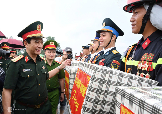 daituong-copy-1755324070-3965-1755324447 Đại tướng Phan Văn Giang tặng quà cho đại diện các khối tham gia tổng hợp luyện tại Miếu Môn. Ảnh: Giang Huy