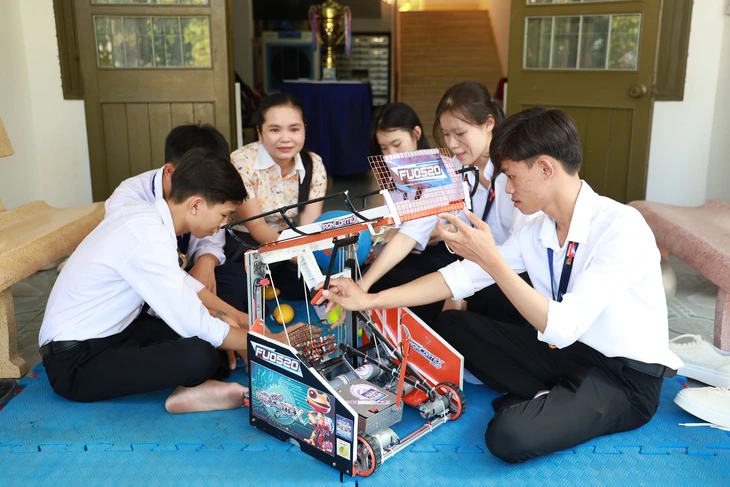 dak-laksangtao-robotvan-vinh12-08-2025-17548826841831422769534 Những học sinh 'quê lúa' và ước muốn sáng tạo robot giúp nông dân - Ảnh 5.