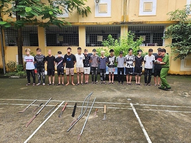 dd9e457f9102a090f6c64ec1647248-4607-5142-1755656738 Các thanh thiếu niên giao nộp hung khí, làm việc với cơ quan điều tra sau khi gây án. Ảnh: Công an cung cấp