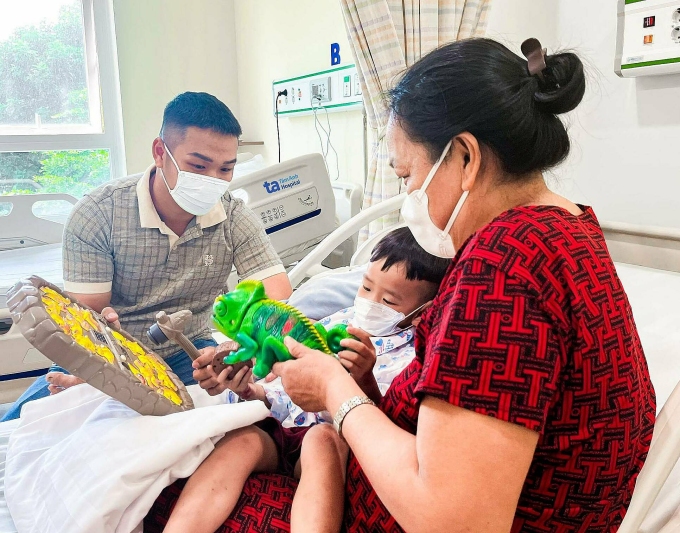 di-ba-o-2-1754960565-4373-1754-2203-7494-1754966218 Bệnh nhi khỏe mạnh, sinh hoạt bình thường sau ba ngày mổ tim ít xâm lấn. Ảnh: Hạ Vũ