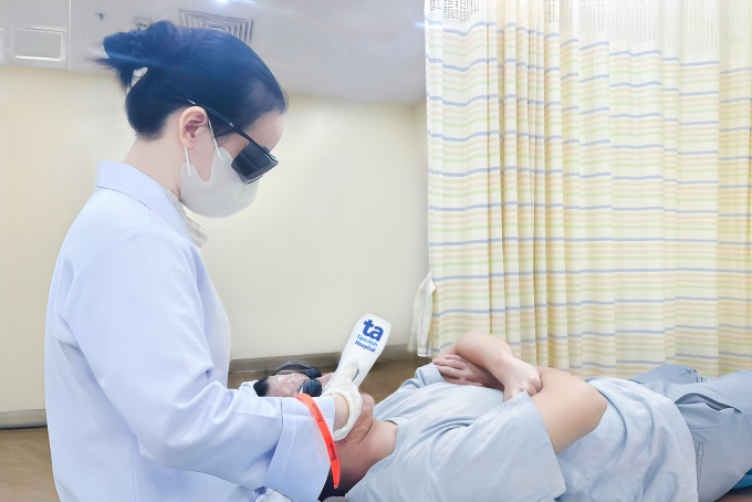 die-u-tri-ba-ng-ipl-1753969770-1791-1753969932 Bác sĩ sử dụng công nghệ ánh sáng IPL hỗ trợ điều trị mụn cho Hùng. Ảnh: Bệnh viện Đa khoa Tâm Anh