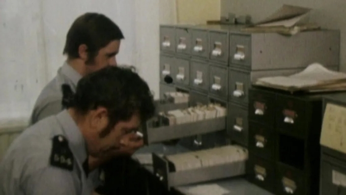 download-4-1754562235-2461-1754562692 Các cảnh sát vào năm 1973 làm việc mà không có máy vi tính, phải sàng lọc thủ công tất cả dữ liệu. Ảnh: BBC