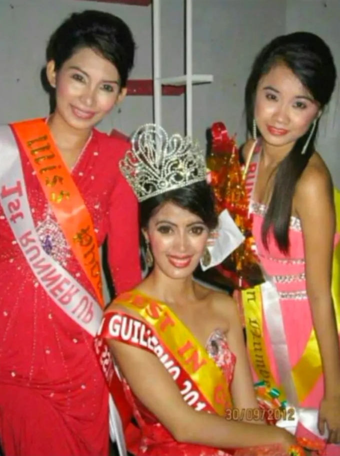 download-4-1754997544-9382-1754997905 Acquene Arradaza (giữa) từng đăng quang cuộc thi sắc đẹp Miss Matag-ob 2012. Ảnh: Asia Pacific News