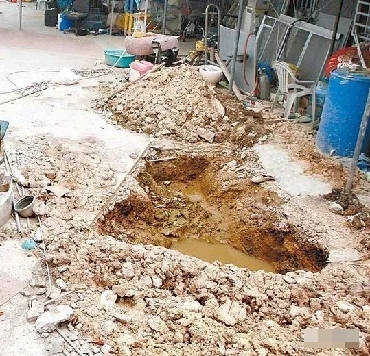 download-4-1755260220-8399-1755260255 Hố chôn xác sau khi đã được khai quật, xử lý thi thể.