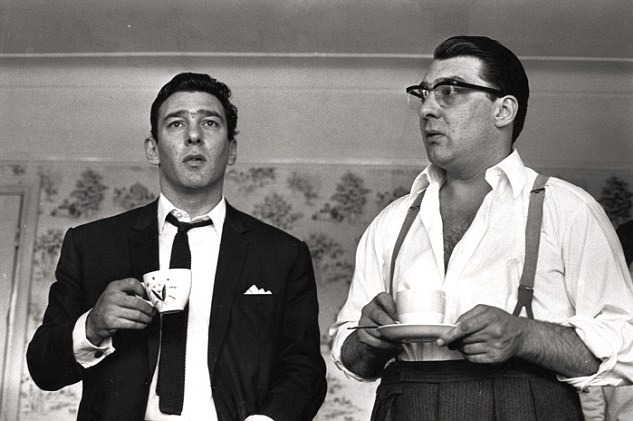 download-5-1755597932-8870-1755599200 Reggie (trái) và Ronnie Kray trong ảnh chụp năm 1966. Ảnh: Hulton-Deutsch Collection/Corbis