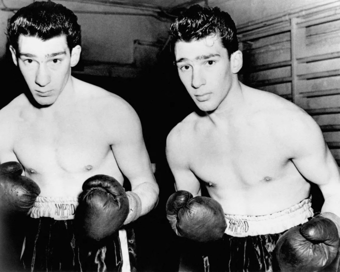 download-6-1755596594-6598-1755599200 Ronnie (trái) và Reggie Kray bắt đầu sự nghiệp trên võ đài quyền Anh, tập luyện tại Kleins Gym ở London. Ảnh: Alamy