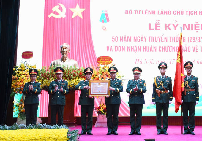 dsc-5100-jpg-1755246060-175524-3379-4154-1755246309 Thượng tướng Hoàng Xuân Chiến trao Huân chương Bảo vệ Tổ quốc hạng Nhất tặng Bộ tư lệnh Lăng Chủ tịch Hồ Chí Minh. Ảnh: Vũ Duy