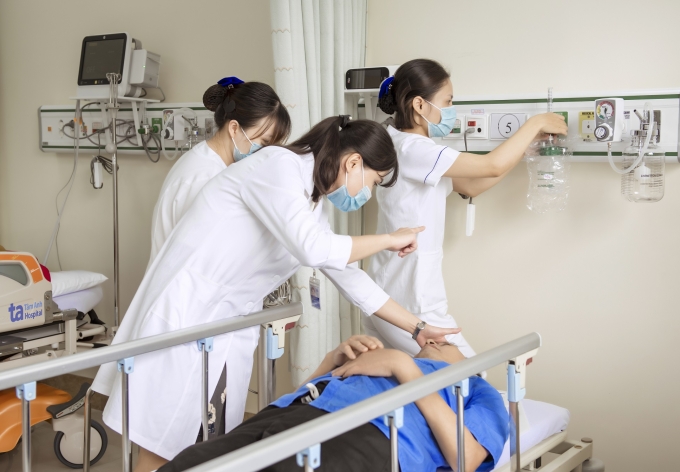 dsc-7665-1754441631-8615-1754441792 Bác sĩ khoa Thần kinh Đột quỵ cấp cứu cho ông Hoàng. Ảnh: Bệnh viện Đa khoa Tâm Anh