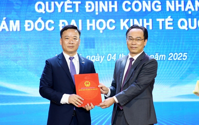dsc-9319-copy-jpg-1754288884-1-2223-8598-1754289040 Thứ trưởng Hoàng Minh Sơn (phải) trao quyết định cho tân giám đốc Đại học Kinh tế Quốc dân. Ảnh: NEU
