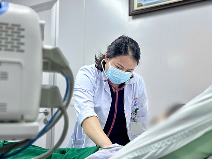 ecc190f7eac4629a3bd5-175531536-4613-8304-1755315410 Bác sĩ điều trị cho bệnh nhân. Ảnh: Bệnh viện cung cấp