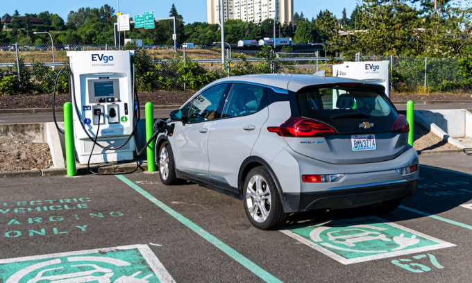 evgo-1-1753945615-3712-1753948585 Xe điện Chevrolet Bolt tại trạm sạc EVgo ở Tacoma, Washington. Ảnh: Joe A. Kunzler