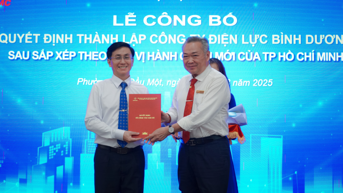 evn1-1754039462-8849-1754039543 Ông Phạm Quốc Bảo (phải), Chủ tịch Hội đồng thành viên EVNHCMC trao quyết định thành lập Công ty Điện lực Bình Dương. Ảnh: EVNHCMC