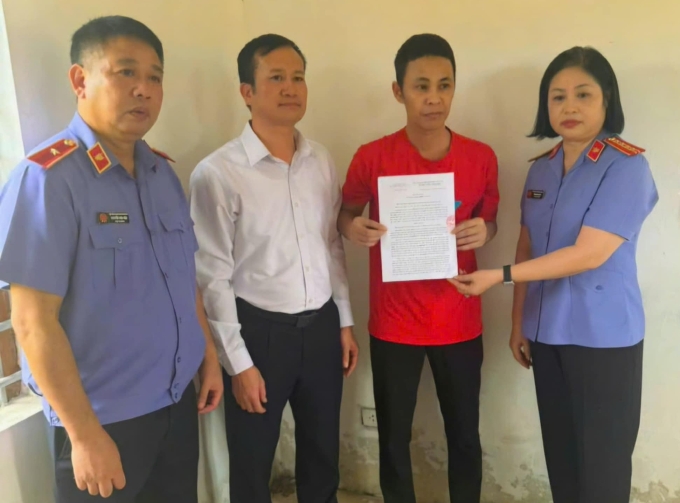 ga-loi-trang-1755070582-175507-3246-5210-1755070658 Đại diện VKSND tỉnh Hưng Yên và TAND tỉnh Hưng Yên trao quyết định Kháng nghị toàn bộ bản án sơ thẩm cho bị cáo Thành tại Trại tạm giam Công an tỉnh Hưng Yên, trưa 13/8. Ảnh: Xuân Hoa