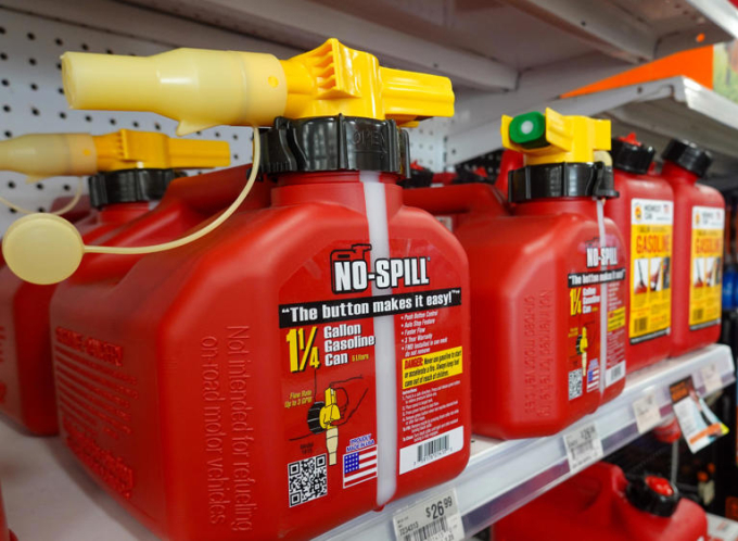 gas-can-1-1754278088-6366-1754278178 Can xăng trên kệ hàng tại một cửa hàng chuyên dụng ở Denver, hôm 24/7. Ảnh: USD Today