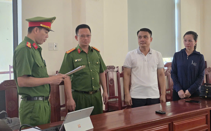 gen-h-nl1-1754476052-175447607-4829-6117-1754476351 Bị can Vũ Ngọc Liêm (áo trắng) và Ngô Thị Tuyết bị khởi tố. Ảnh: Lam Sơn