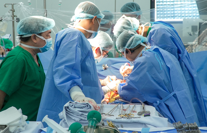ghep-gan-175-jpg-1754123007-17-7134-6810-1754125154 Đại tá, TS.BS Nguyễn Việt Cường, Phó giám đốc Bệnh viện Quân y 175 trực tiếp chỉ đạo ê kíp mổ ghép gan. Ảnh: Bệnh viện cung cấp