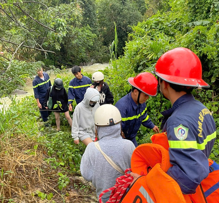 giai-cuu-nu-sinh-17554418351101885839119 nước lũ - Ảnh 1.