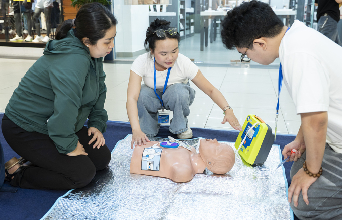 give-vh-104-jpg-1754580792-175-7277-7832-1754580956 Người dân được hướng dẫn sơ cứu với máy sốc tim tự động (AED). Ảnh: Trang Nguyễn