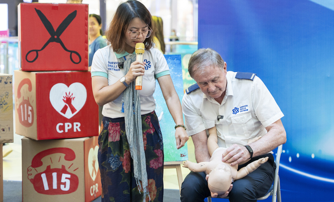 give-vh-683-jpg-1754580532-175-1751-3695-1754580956 Ông Tony Coffey hướng dẫn sơ cứu hóc dị vật ở trẻ sơ sinh. Ảnh: Trang Nguyễn
