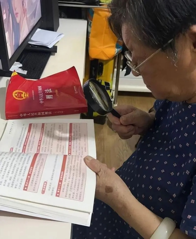 greatestmom3930-1754900306-8918-1754900724 Bà Hà dùng kính lúp đọc bộ luật hình sự. Ảnh: Oriental Daily